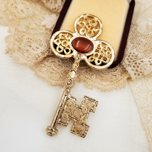 Oversized Golden Gripoix Key Brooch, Vintage Large Filigree Pin - Picture 4 of 8